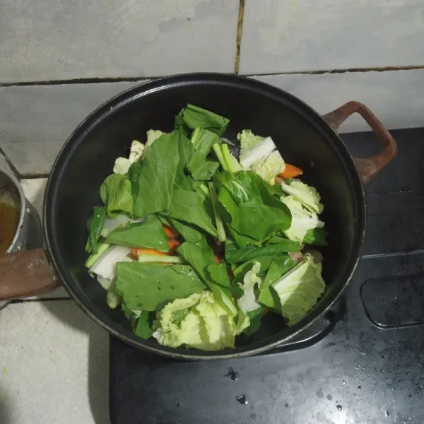 Jika sudah empuk, masukkan sisa sayuran. Masak sampai layu, sajikan.