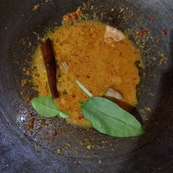 Panaskan minyak, tumis bumbu halus beserta serai, daun salam, daun jeruk, dan kayu manis sampai harum