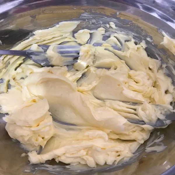 Mix butter, margarin dan gula halus hingga tercampur rata.  Lalu masukkan kuning telur. Aduk rata kembali.