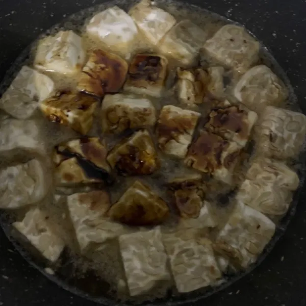 Masukkan tempe dan beri kecap manis.