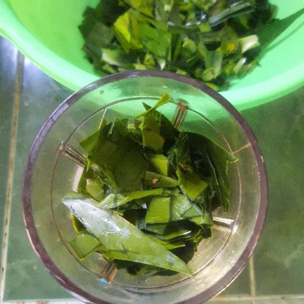 Blender sampai halus daun pandan.