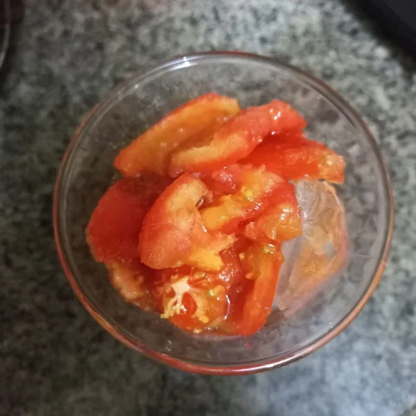 Masukkan tomat ke dalam gelas.