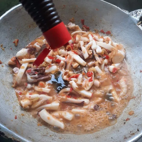 Setelah cumi matang tambahkan saus tiram, saus tomat, saus sambal, gula dan kaldu bubuk, aduk-aduk sampai bumbu tercampur rata.