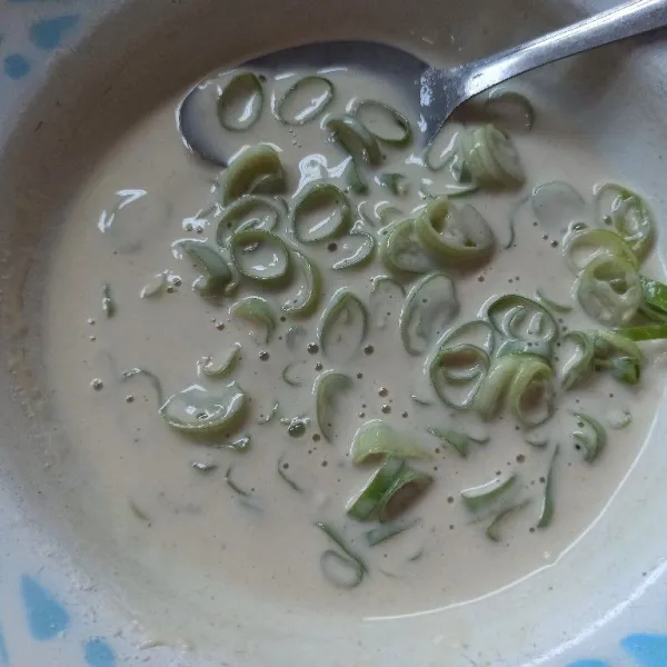 Campur semua bahan adonan tepung aduk hingga rata dan tambahkan daun bawang aduk kembali hingga rata.