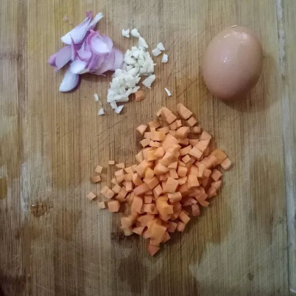Siapkan bawang dan wortel.