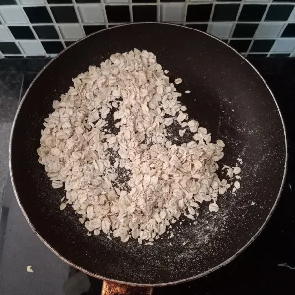 Sangrai oat terlebih dahulu.