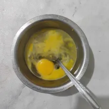 Masukkan telur kedalam wadah.