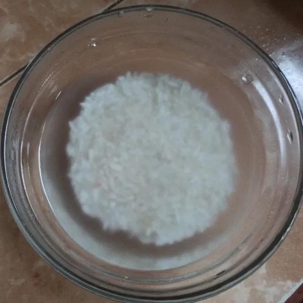Cuci bersih beras kemudian rendam dengan air panas selama 2 jam.