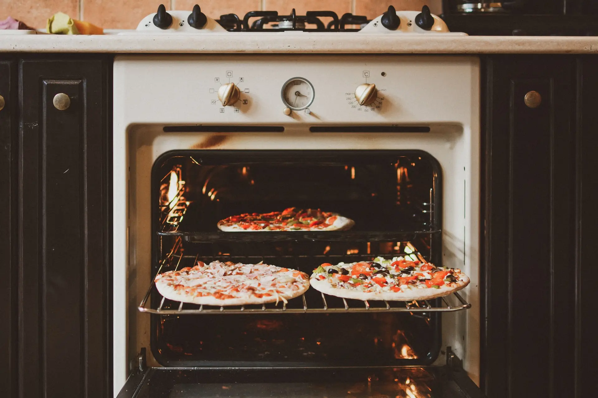 memanggan pizza di oven
