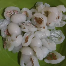 Kupas rambutan, buang bijinya.