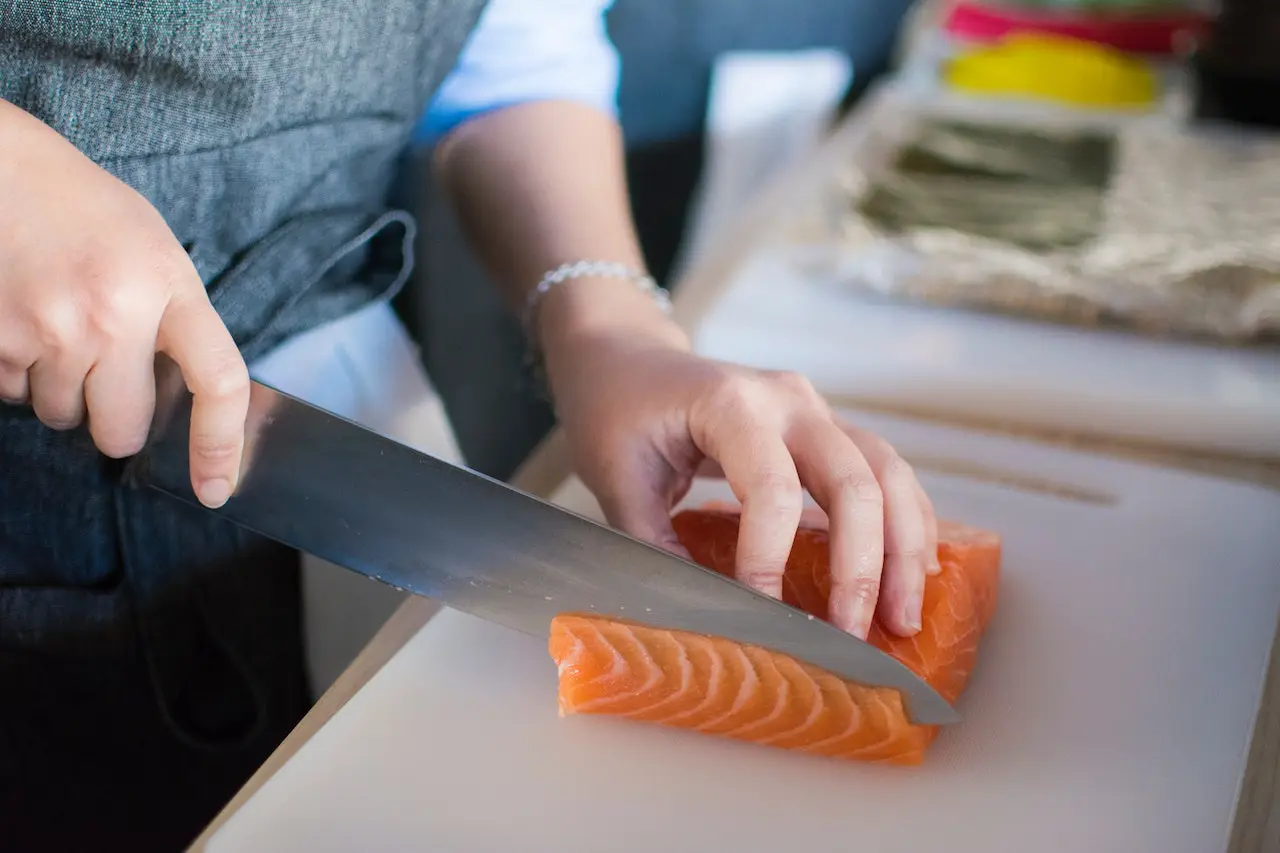 pisau koki untuk memotong salmon