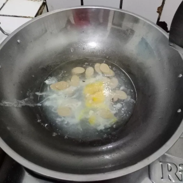 Masukkan air & labu siam. Masak hingga mendidih. Tambahkan telur.