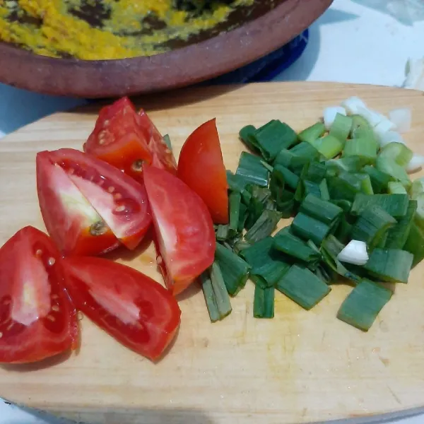 Siapkan irisan kubis, tomat dan daun bawang.