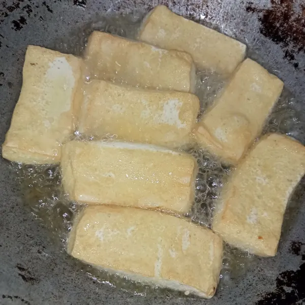 Goreng tahu hingga berkulit lalu tiriskan.