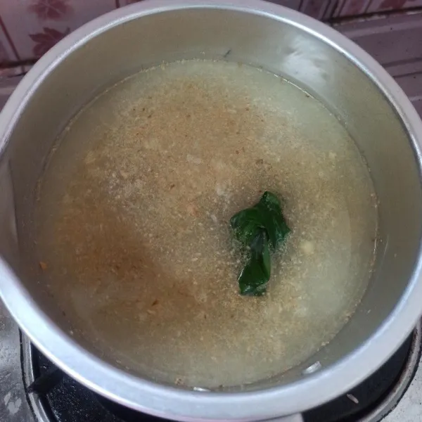 Campur air, kencur, gula, daun pandan dan sejumput garam. Rebus sampai mendidih.