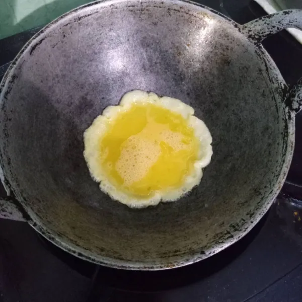 Ambil kira-kira ¾ centong sayur. Bikin telur dadar di wajan kecil. Jadi 8 pcs telur dadar.