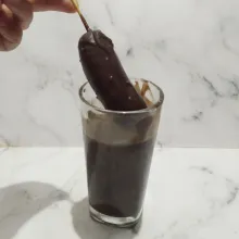 Celupkan pisang beku ke dalam cokelat, angkat lalu diamkan sejenak.