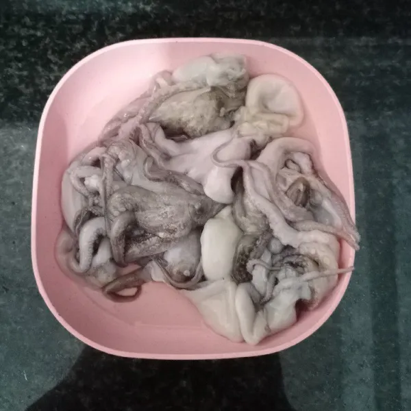 Siapkan baby octopus yang sudah dibersihkan.