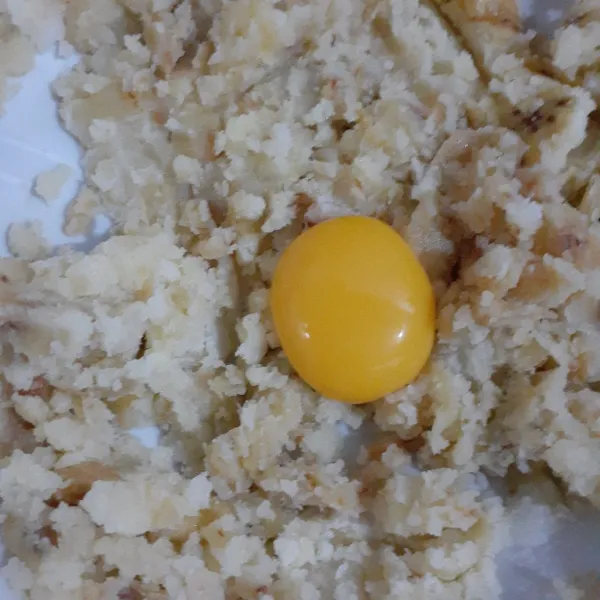 Tambahkan kuning telur, aduk sampai tercampur dengan baik.