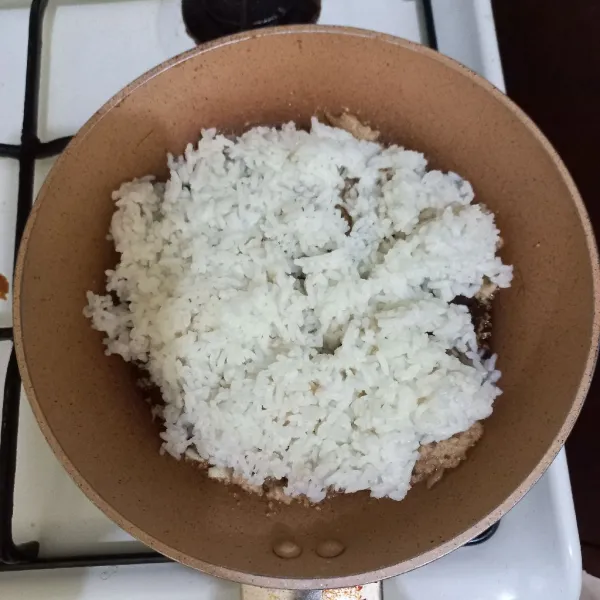 Masukkan nasi putih, aduk rata.