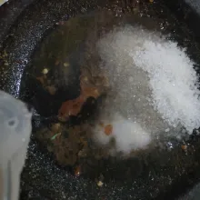 Masukkan gula pasir, garam dan air panas. Aduk hingga tercampur rata, tes rasa, biarkan hingga hangat/ dingin.