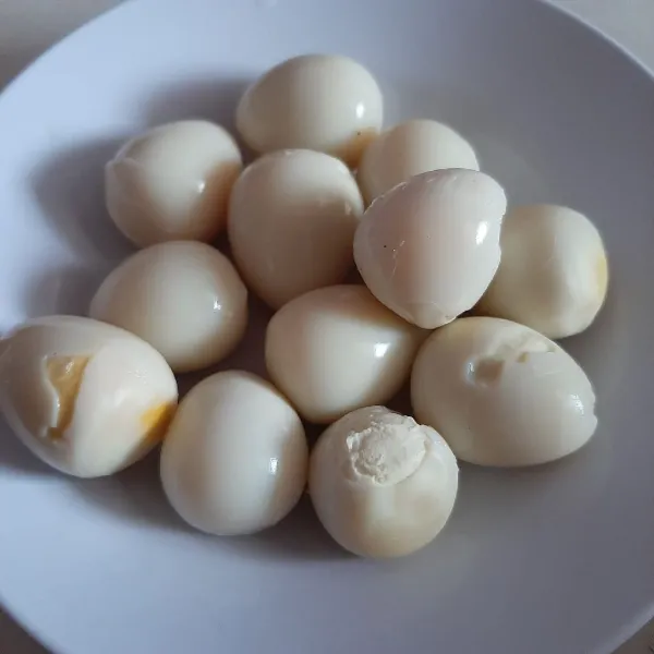 Rebus dan kupas telur puyuh.