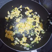 Orak arik telur lalu masukkan daun prei.
