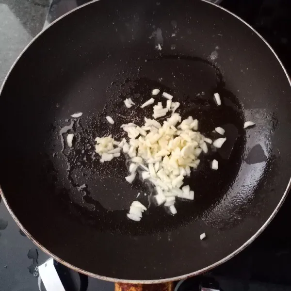Tumis garlic dengan minyak wijen.