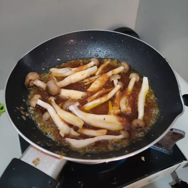 Masukan jamur shimeji, masak hingga jamur matang.