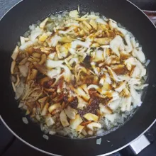 Masukkan ayam suwir, jamur. Beri air, kecap manis, saos tiram, kecap asin. Tes rasanya, tunggu hingg matang.