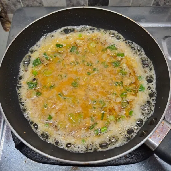 Panaskan secukupnya minyak goreng. Tuang adonan. Masak sampai bagian bawah berkulit. Balik telur, masak sampai matang. Angkat dan sajikan.