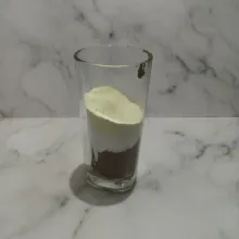 Siapkan gelas, masukan cokelat bubuk, susu bubuk, dan gula halus.