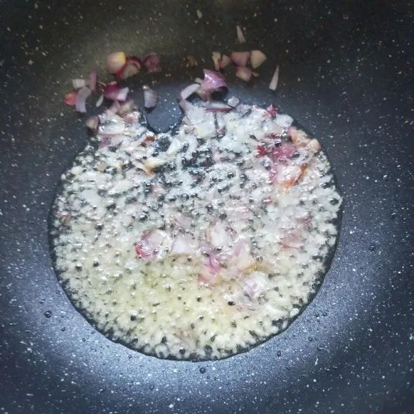 Panaskan minyak, kemudian tumis bawang putih dan bawang merah hingga harum.