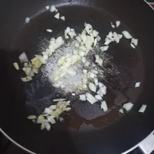 Tumis trio bawang hingga harum.