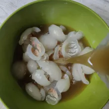 Campurkan rambutan dan kuah.