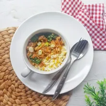 Sajikan nasi di wadah, siram dengan ayam jamur.