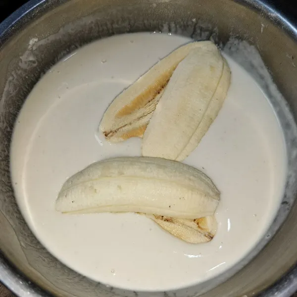 Celupkan pisang kedalam adonan tepung sampai merata.