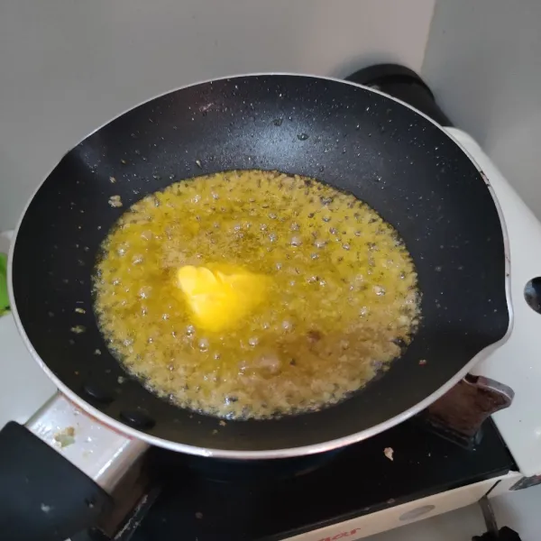 Panaskan margarin, tumis bawang bombay hingga wangi.