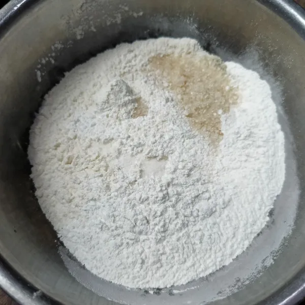 Campur terigu, tepung beras, gula pasir dan garam.