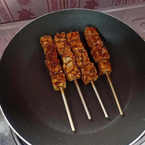 Panggang sate tempe diatas teflon sambil dibolak-balik hingga matang.