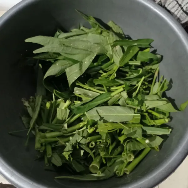 Siangi kangkung, cuci bersih, tiriskan.