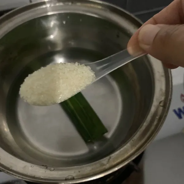 Rebus air di beri gula dan daun pandan