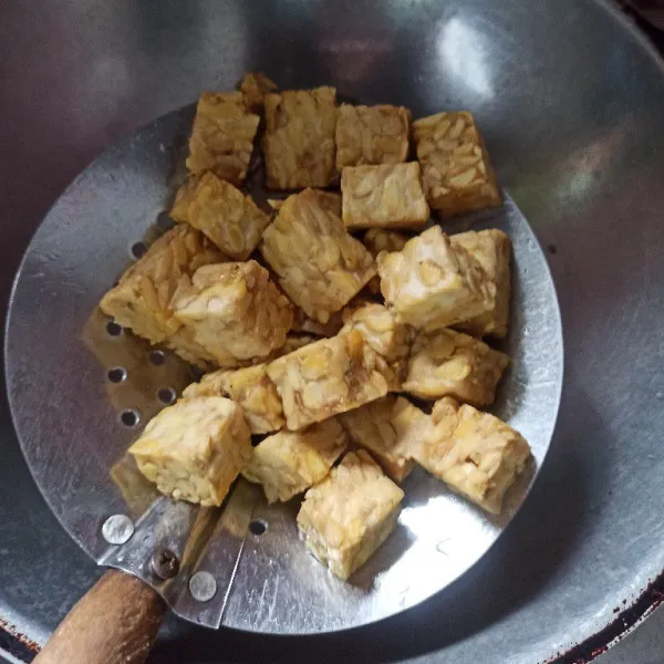 Goreng tempe sebentar sampai agak kecoklatan.