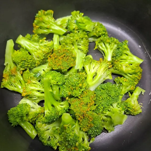 Rebus sebentar brokoli ½ matang, lalu tiriskan.