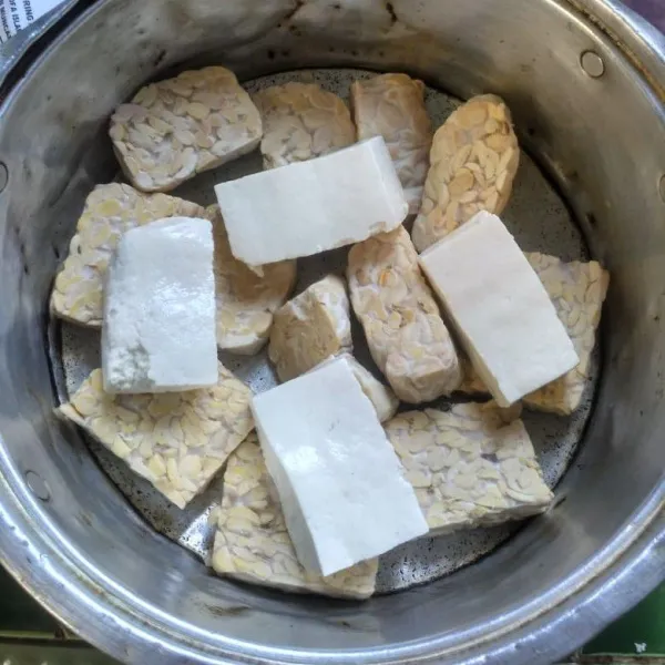 Siapkan tempe di dalam panci.