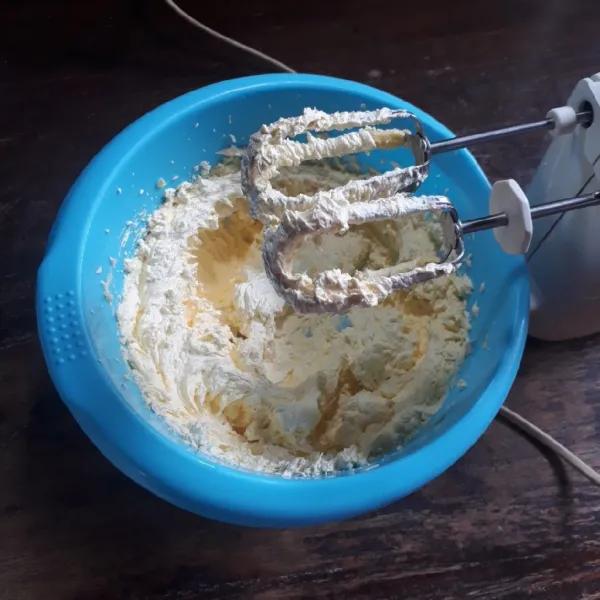 Mixer gula dan margarin dengan kecepatan tinggi hingga pucat dan ringan (4 menit).