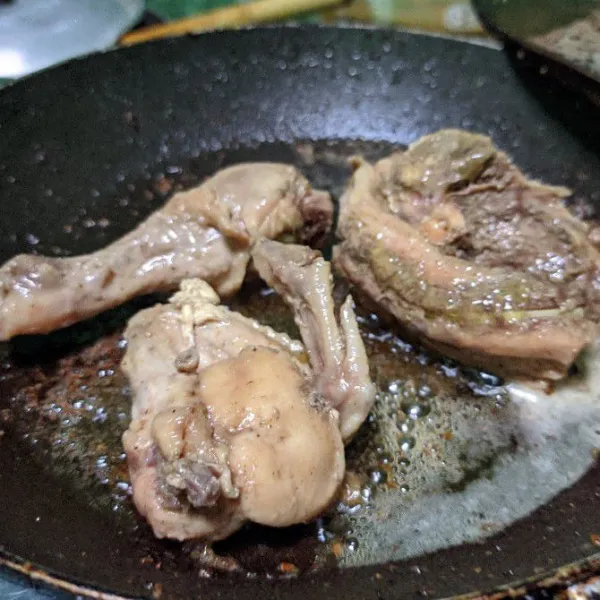 Goreng ayam yang sudah dibumbu ungkep. Saya pakai ayam ungkep kalasan, resep silahkan cek di profile saya.