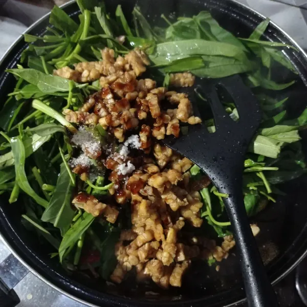 Masukan kangkung, tempe goreng, garam, gula, kaldu bubuk, kecap manis dan saus tiram, aduk rata.