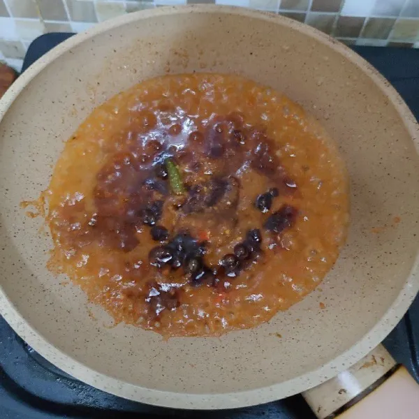 Tambahkan sedikit air, bumbui dengan kaldu bubuk, gula pasir dan kecap manis. Aduk sampai rata.