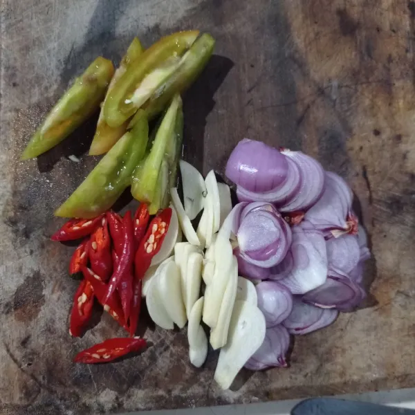 Iris bawang merah, bawang putih, cabe dan tomat.
